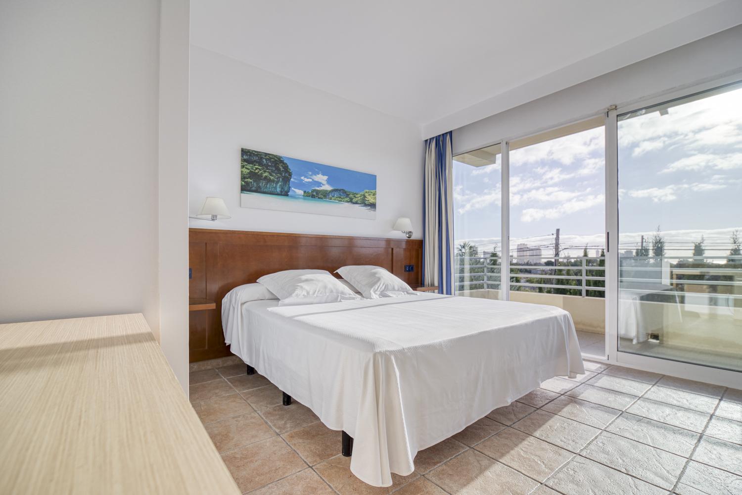 Abril Hotel