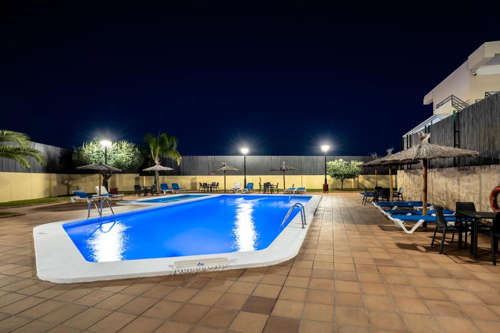 Abril Hotel 3*